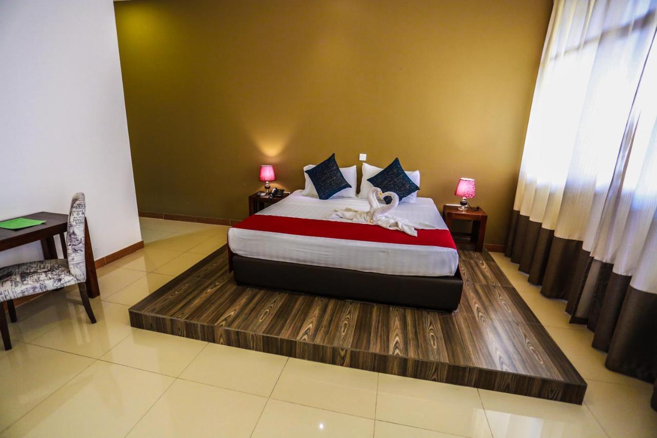 Hotel Waves By Tranquil Negombo Exterior foto