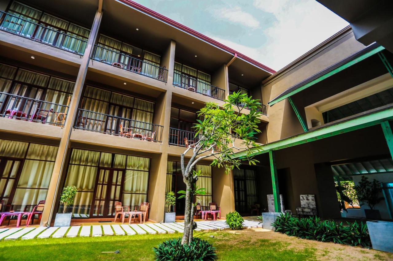 Hotel Waves By Tranquil Negombo Exterior foto